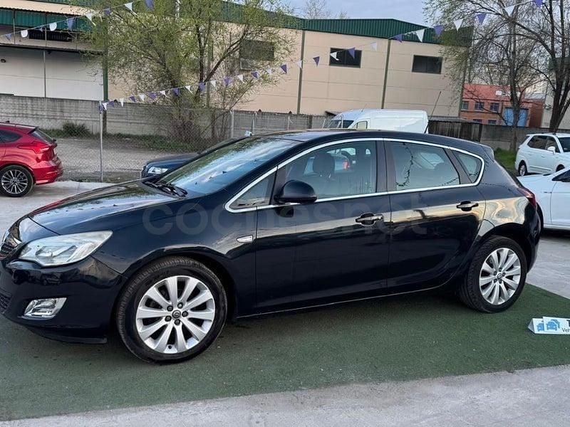 Usado Opel Astra Enjoy 140 HP (102 kW) 2011 Preto Sedan