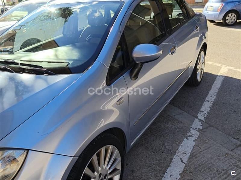 Usado Fiat Linea Dynamic 120 CV (88 kW) 2008 Gris / plata Berlina