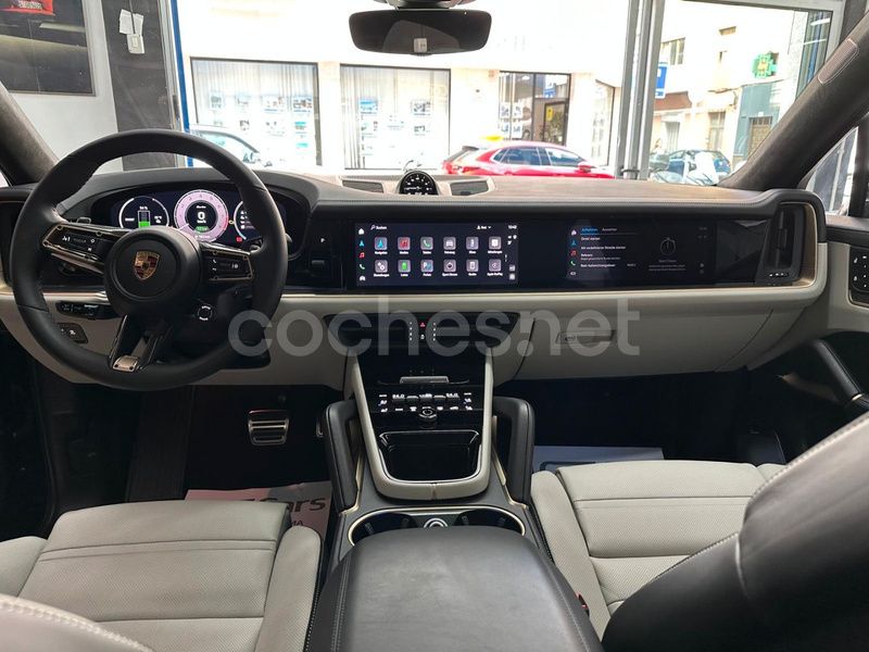 Negro Usado 2024 Porsche Cayenne Turbo E-Hybrid SUV | 178.900 € (Super precio) - Imagen 1/4