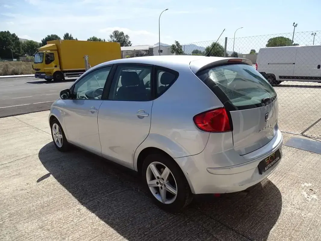 Usado Seat Altea Reference 105 CV (77 kW) 2011 Gris Monovolumen