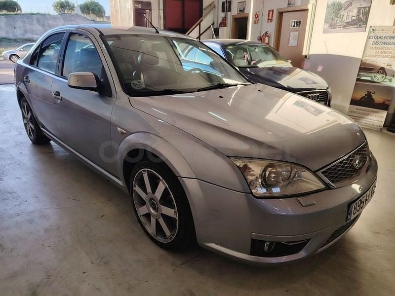 Usado Ford Mondeo Futura 130 CV (95 kW) 2007 Gris / plata Berlina