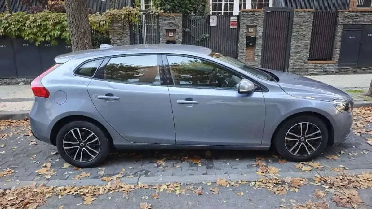 Usado Volvo V40 Inscription 122 CV (89 kW) 2017 Azul Utilitario