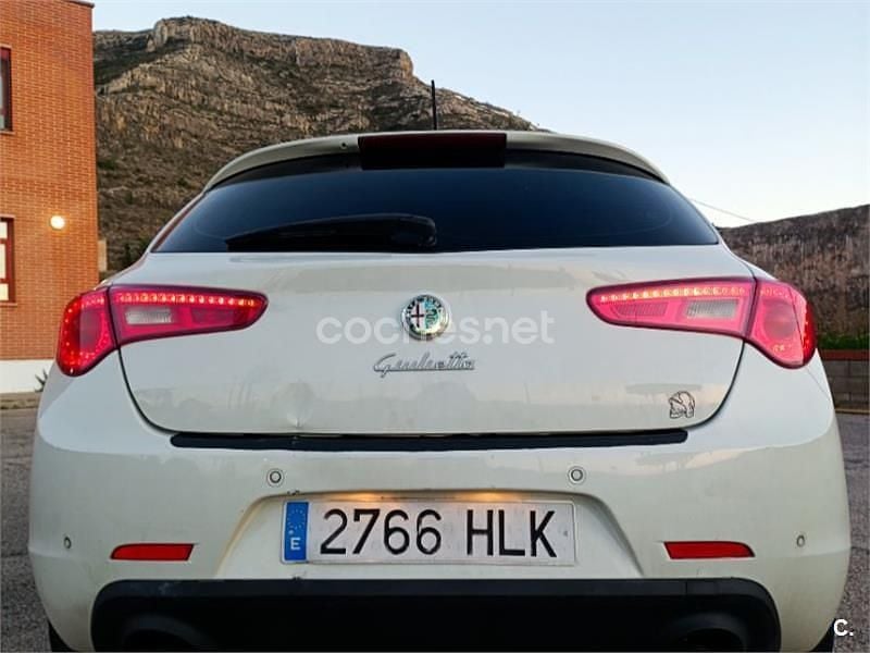 Usado Alfa Romeo Giulietta Distinctive 140 CV (102 kW) 2012 Blanco Utilitario