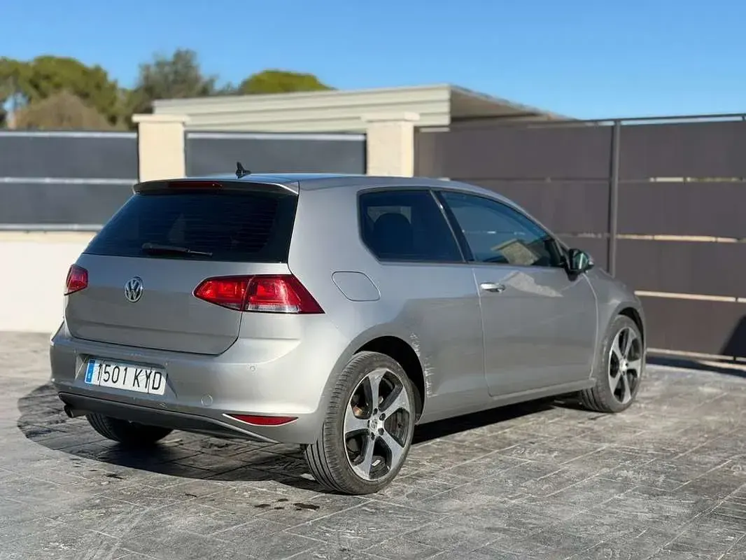 Usado VW Golf VII Advance 105 CV (77 kW) 2013 Gris Utilitario