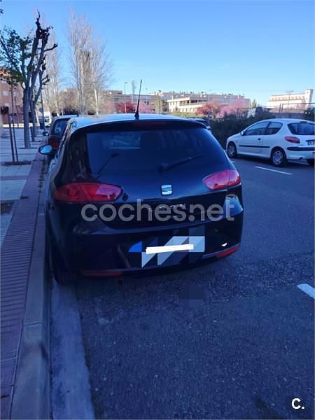 Usado Seat Leon Style 105 CV (77 kW) 2011 Negro Utilitario