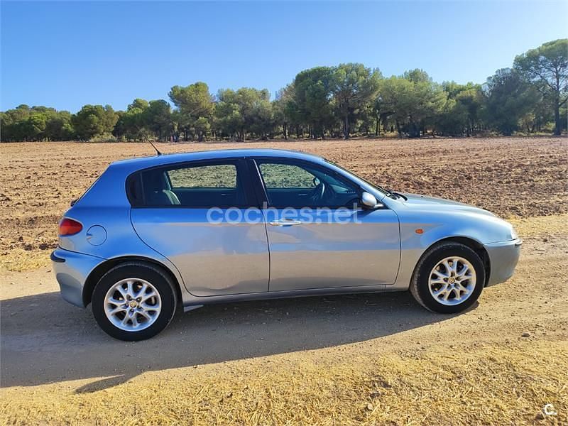 Usado Alfa Romeo 147 Distinctive 120 CV (88 kW) 2004 Azul Utilitario