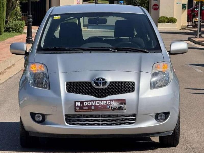 Usado Toyota Yaris 90 CV (66 kW) 2007 Gris Utilitario