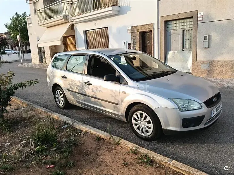 Usado Ford Focus Trend 90 CV (66 kW) 2005 Gris / plata Familiar