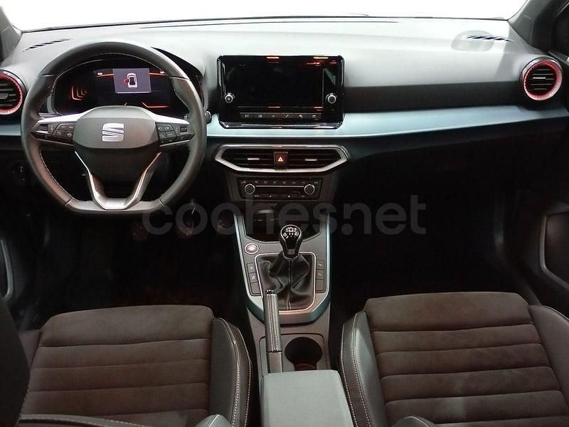 Usado Seat Arona Xperience 115 CV (84 kW) 2025 Gris / plata SUV