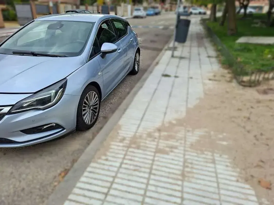 Usado Opel Astra Excellence 136 CV (100 kW) 2016 Gris Utilitario