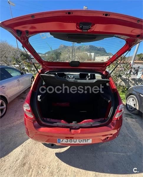 Usado Dacia Sandero Ambiance 90 CV (66 kW) 2008 Rojo Utilitario