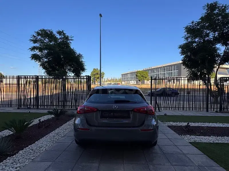 Usado Mercedes A180 116 CV (85 kW) 2021 Gris / plata Berlina