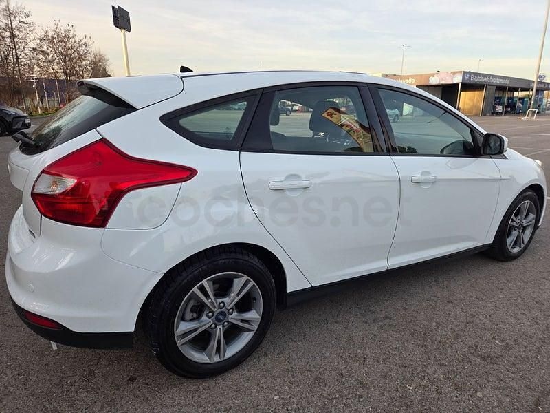Usado Ford Focus 125 CV (91 kW) 2014 Blanco Berlina