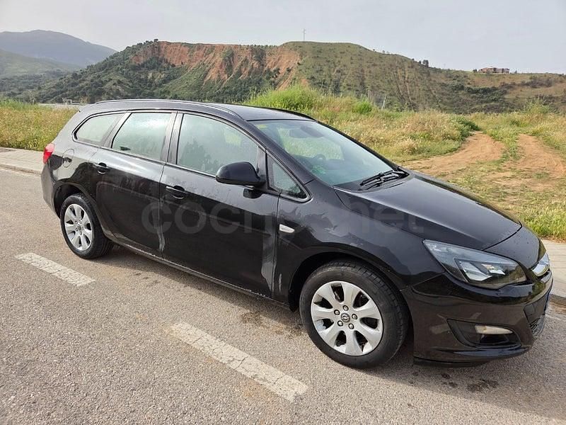 Usado Opel Astra Selective 110 CV (80 kW) 2015 Negro Familiar