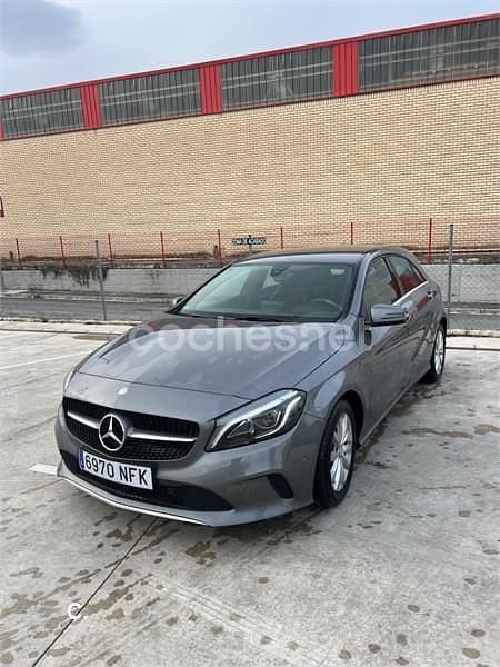 Usado Mercedes A180 Style 109 CV (80 kW) 2016 Gris / plata Berlina