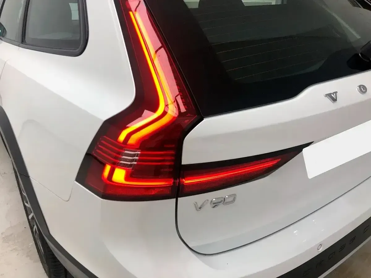 Begagnad Volvo V90 CC Core 197 HK (144 kW) 2024 Vit Kombi