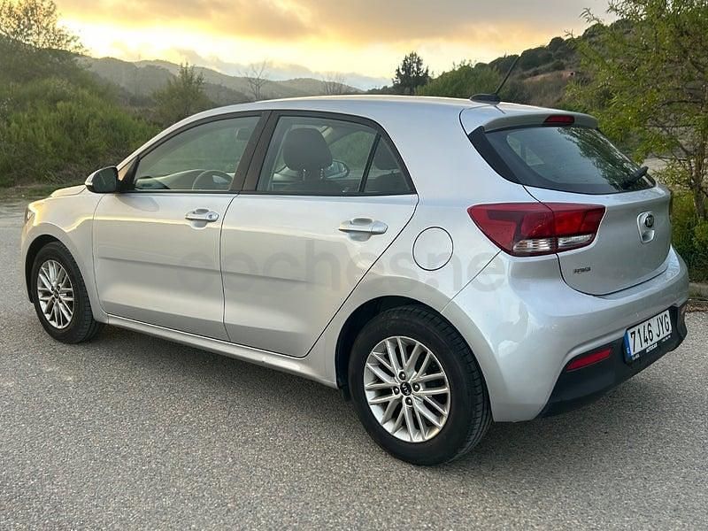 Usado Kia Rio 84 CV (61 kW) 2017 Gris / plata Berlina