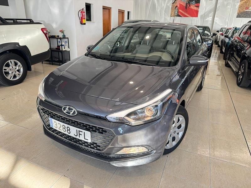 Usado Hyundai i20 85 CV (62 kW) 2015 Gris Utilitario
