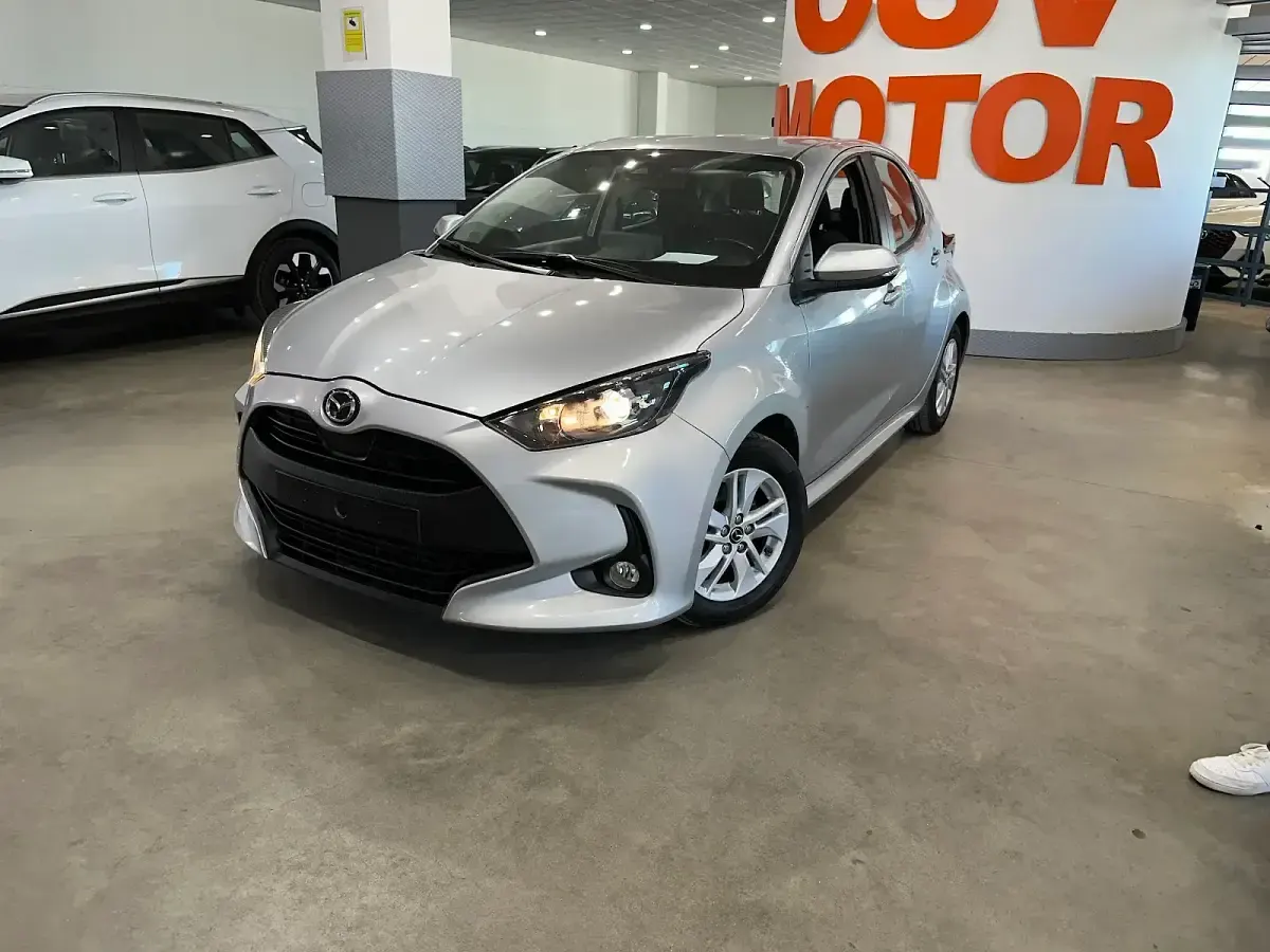 Usado Mazda 2 Center-Line 116 CV (85 kW) 2023 Gris / plata Utilitario