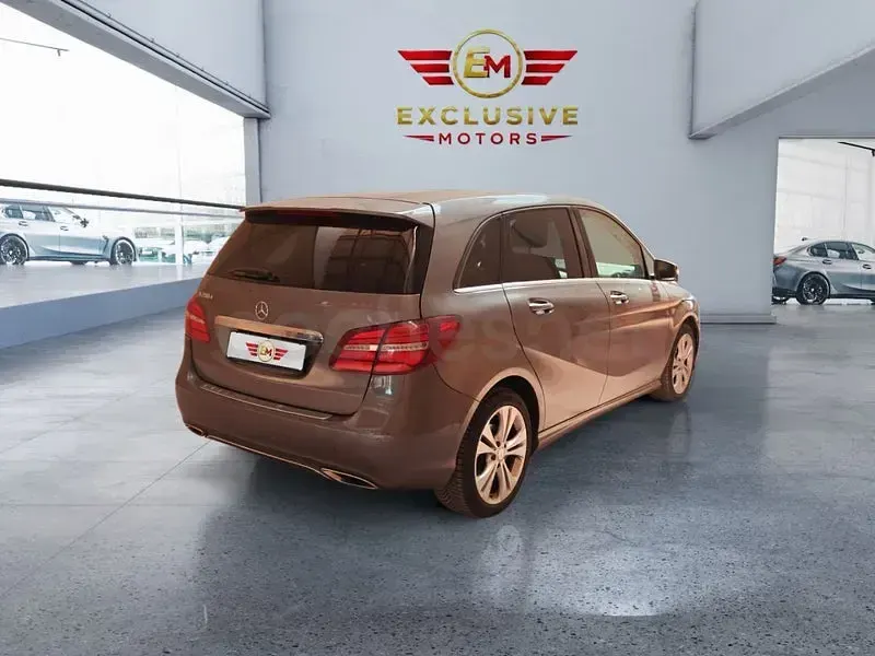 Usado Mercedes B200 136 CV (100 kW) 2016 Gris / plata Utilitario