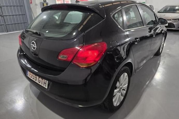 Usado Opel Astra Cosmo 110 CV (80 kW) 2010 Negro Utilitario