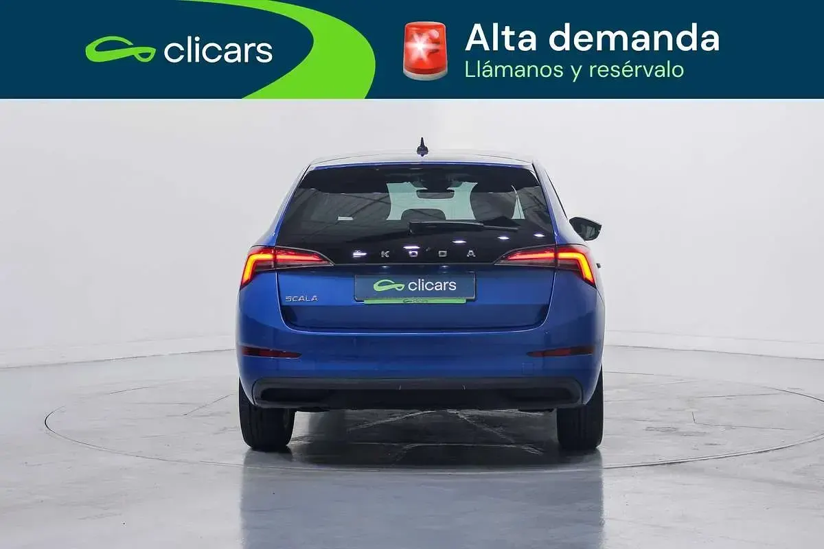 Usado Skoda Scala Ambition 95 CV (69 kW) 2022 Azul Utilitario