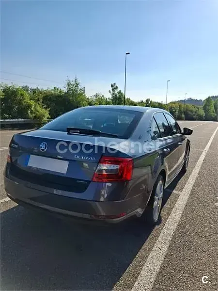 Usado Skoda Octavia 110 CV (80 kW) 2017 Gris / plata Berlina