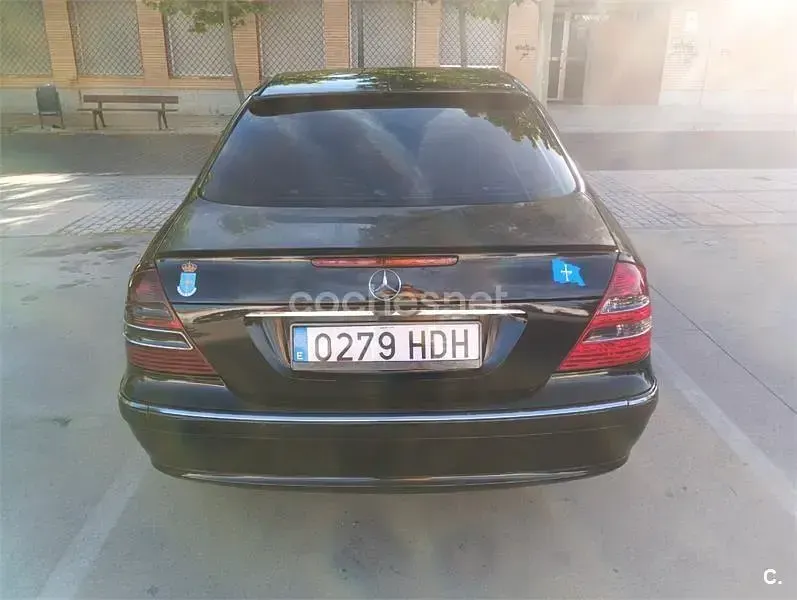 Usado Mercedes E220 Elegance 150 CV (110 kW) 2005 Negro Berlina