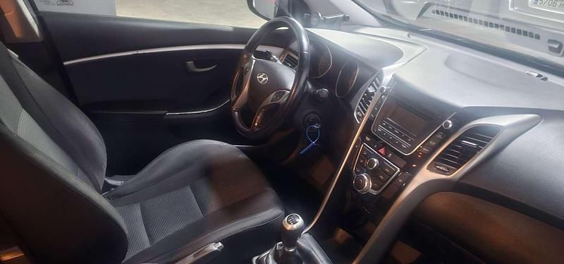 Usado Hyundai i30 101 CV (74 kW) 2014 Negro Utilitario