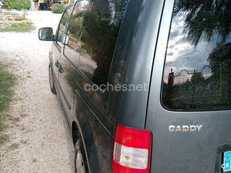 Usado VW Caddy Life 105 CV (77 kW) 2010 Gris / plata Monovolumen