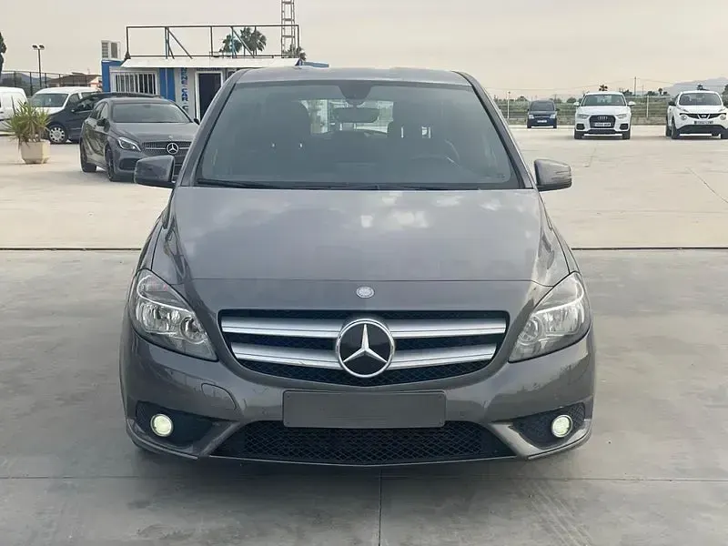 Usado Mercedes B180 109 CV (80 kW) 2012 Beige Monovolumen
