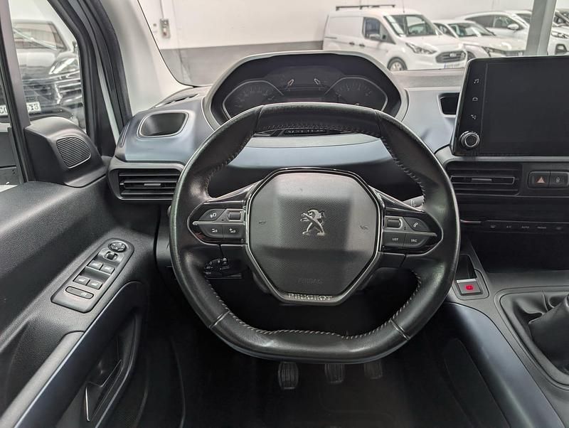 Usado Peugeot Rifter Active 100 CV (73 kW) 2021 Blanco Monovolumen