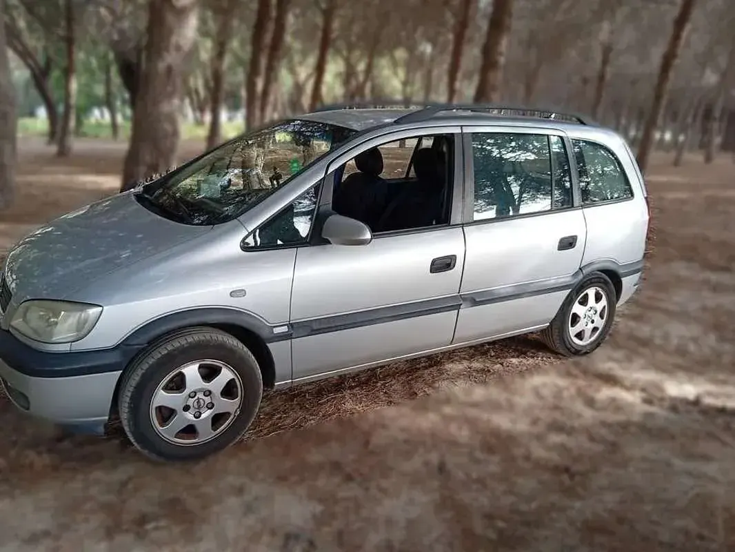 Usado Opel Zafira Elegance 101 CV (74 kW) 2001 Gris Monovolumen