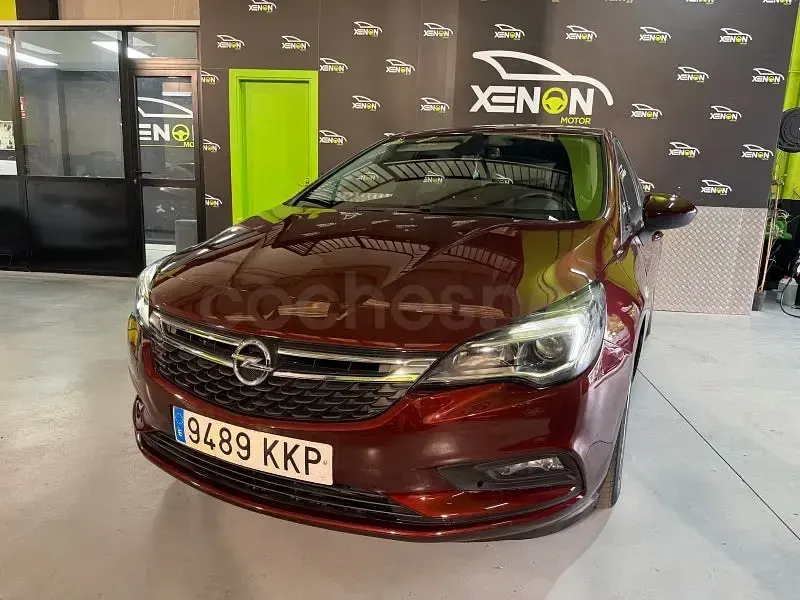 Usado Opel Astra Selective 110 CV (80 kW) 2018 Granate Berlina