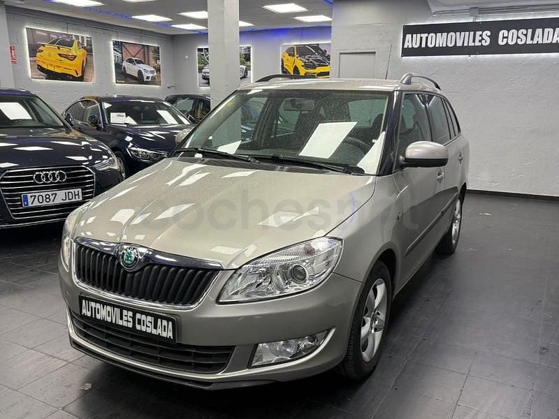 Usado Skoda Fabia Elegance 85 CV (62 kW) 2011 Gris / plata Familiar