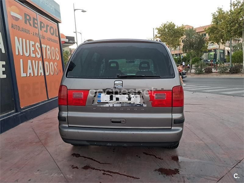 Usado Seat Alhambra Style 140 CV (102 kW) 2010 Marrón Monovolumen