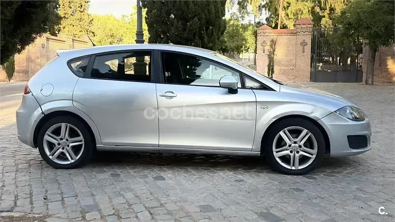 Usado Seat Leon Ecomotive 105 CV (77 kW) 2010 Gris / plata Utilitario