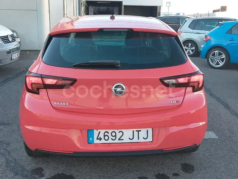Usado Opel Astra Business 110 CV (80 kW) 2016 Rojo Berlina