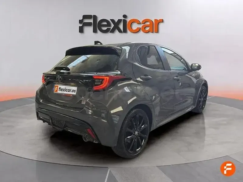 Usado Toyota Yaris Hybrid Sport 130 CV (95 kW) 2025 Gris / plata Berlina