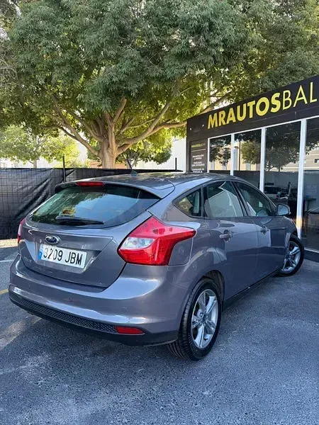Usado Ford Focus 125 CV (91 kW) 2014 Gris / plata Berlina