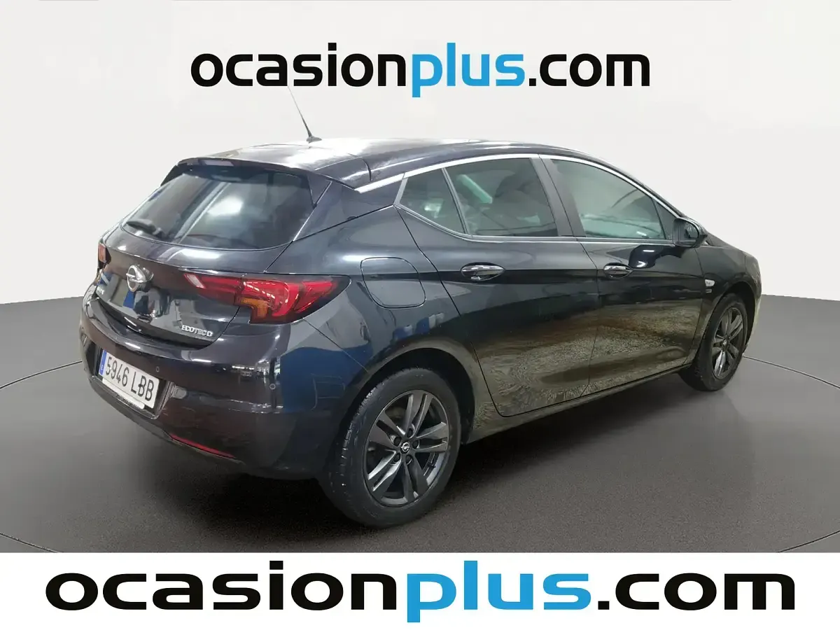 Usado Opel Astra 110 CV (80 kW) 2019 Negro Berlina