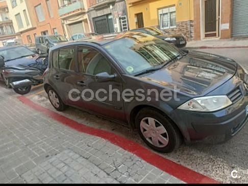 Usado Renault Mégane II Authentique 98 CV (72 kW) 2005 Gris / plata Berlina