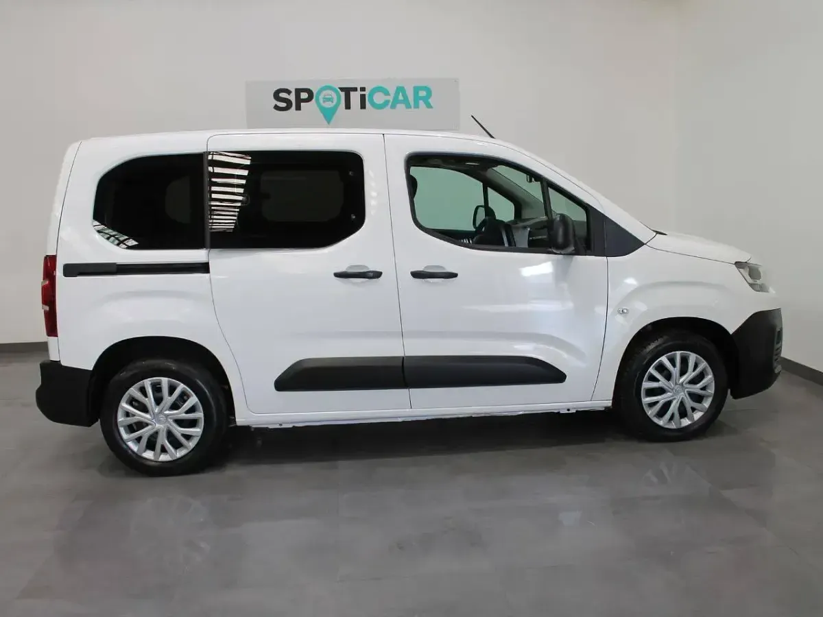 Usado Citroën Berlingo Live 102 CV (75 kW) 2021 Blanco Monovolumen