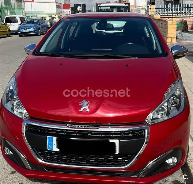 Rojo Usado 2017 Peugeot 208 Allure Utilitario | 8100 € (Precio justo) - Imagen 1/4