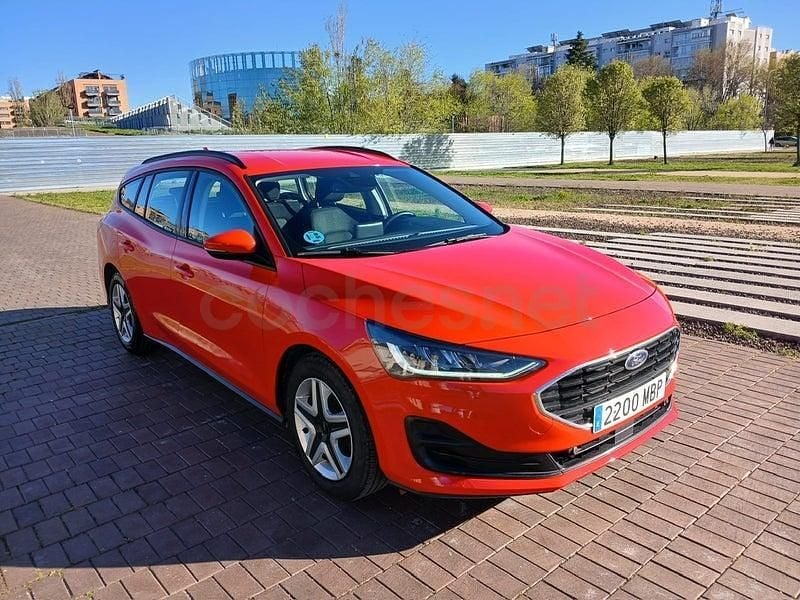 Usado Ford Focus Trend 120 CV (88 kW) 2023 Rojo Familiar