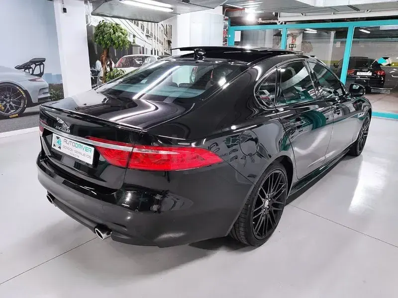 Usado Jaguar XF R-Sport 300 CV (220 kW) 2017 Negro Berlina