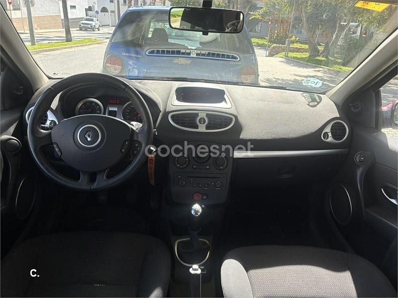 Usado Renault Clio II Dynamique 100 CV (73 kW) 2007 Rojo Berlina