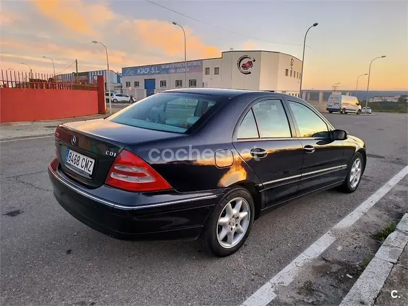 Usado Mercedes C270 Elegance 170 CV (125 kW) 2003 Azul Berlina