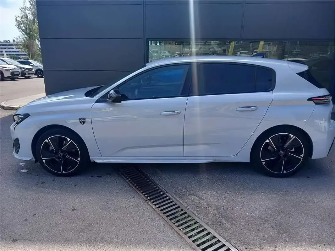 Usado Peugeot e-308 114 kW (156 CV) 2023 Blanco Utilitario