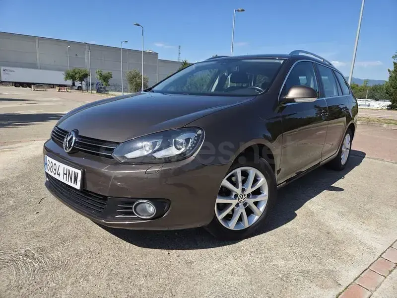 Usado VW Golf VII Advance 105 CV (77 kW) 2013 Marrón Berlina